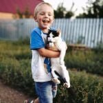 Niño con gato 