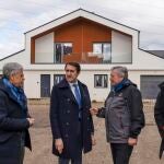 Suárez-Quiñones visita una promoción de viviendas de protección oficial en Posada del Bierzo