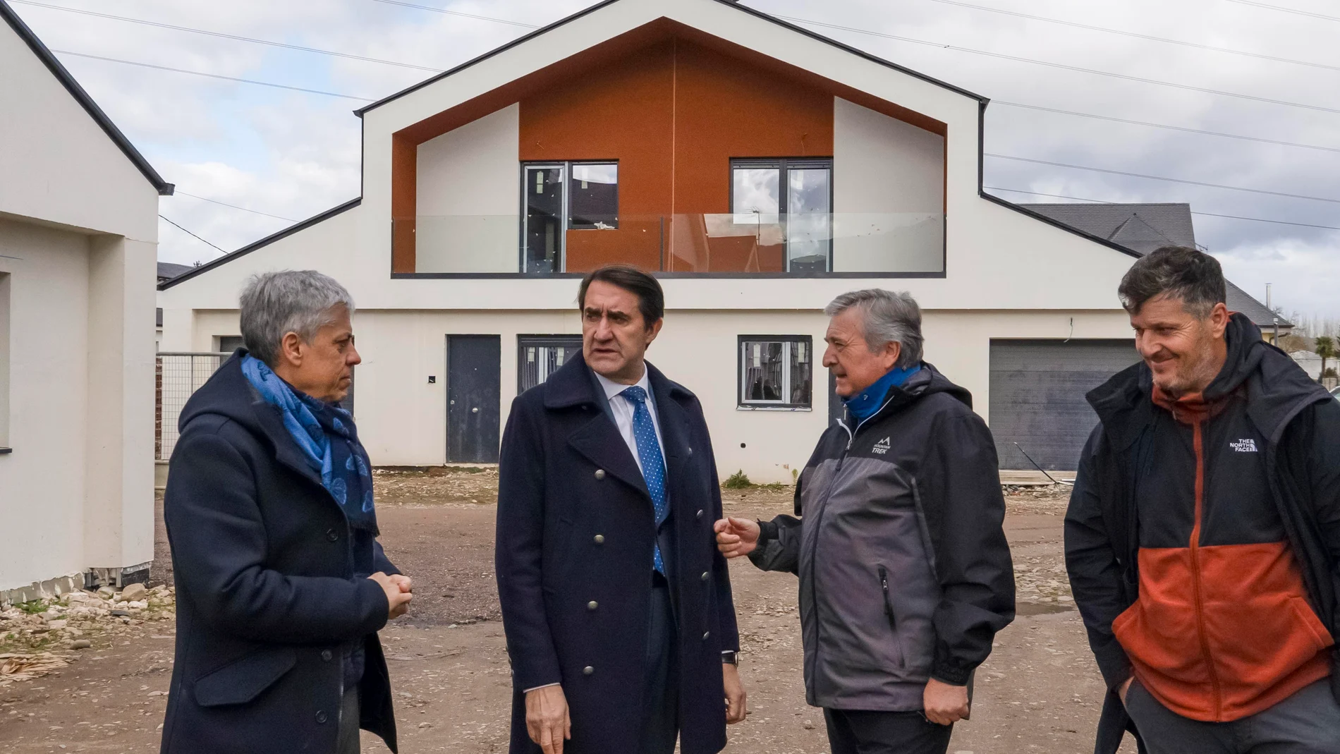 Suárez-Quiñones visita una promoción de viviendas de protección oficial en Posada del Bierzo