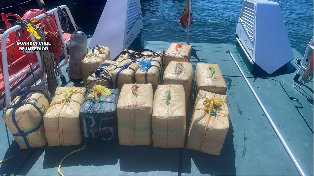 Intervenidos 15 fardos de hachís que estaban flotando en aguas del Estrecho