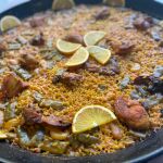 Una paella valenciana con naranja