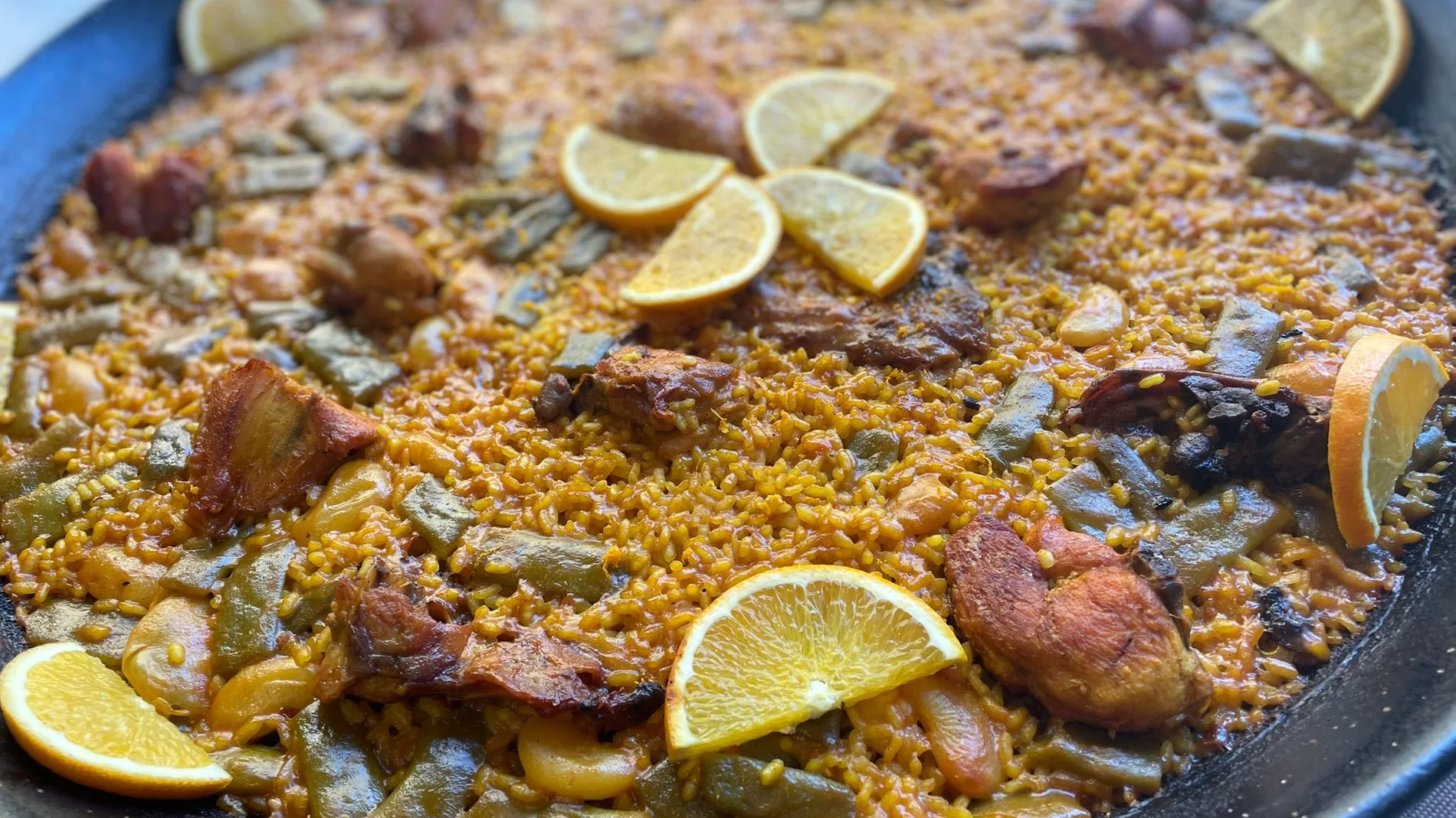 Una paella valenciana con naranja
