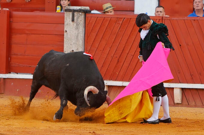 Juan Ortega y Pablo Aguado salen a hombros en la goyesca del Motín en Aranjuez