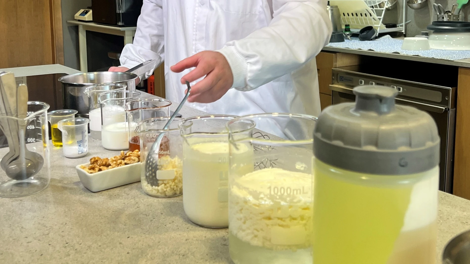 Las nuevas fórmulas culinarias que impulsa Madrid: quesos madurados y untables a partir del kéfi