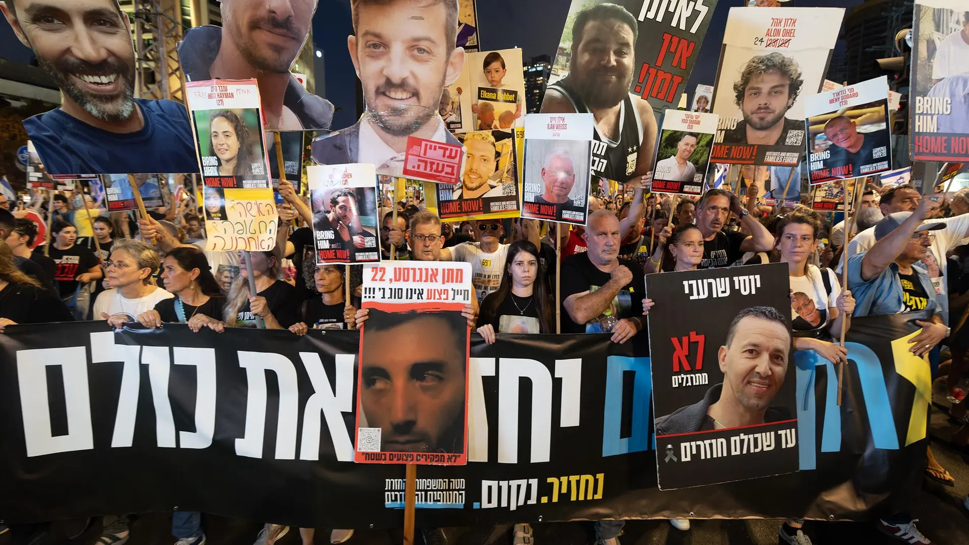 Miles de israelíes en una manifestación para pedir la devolución de los rehenes