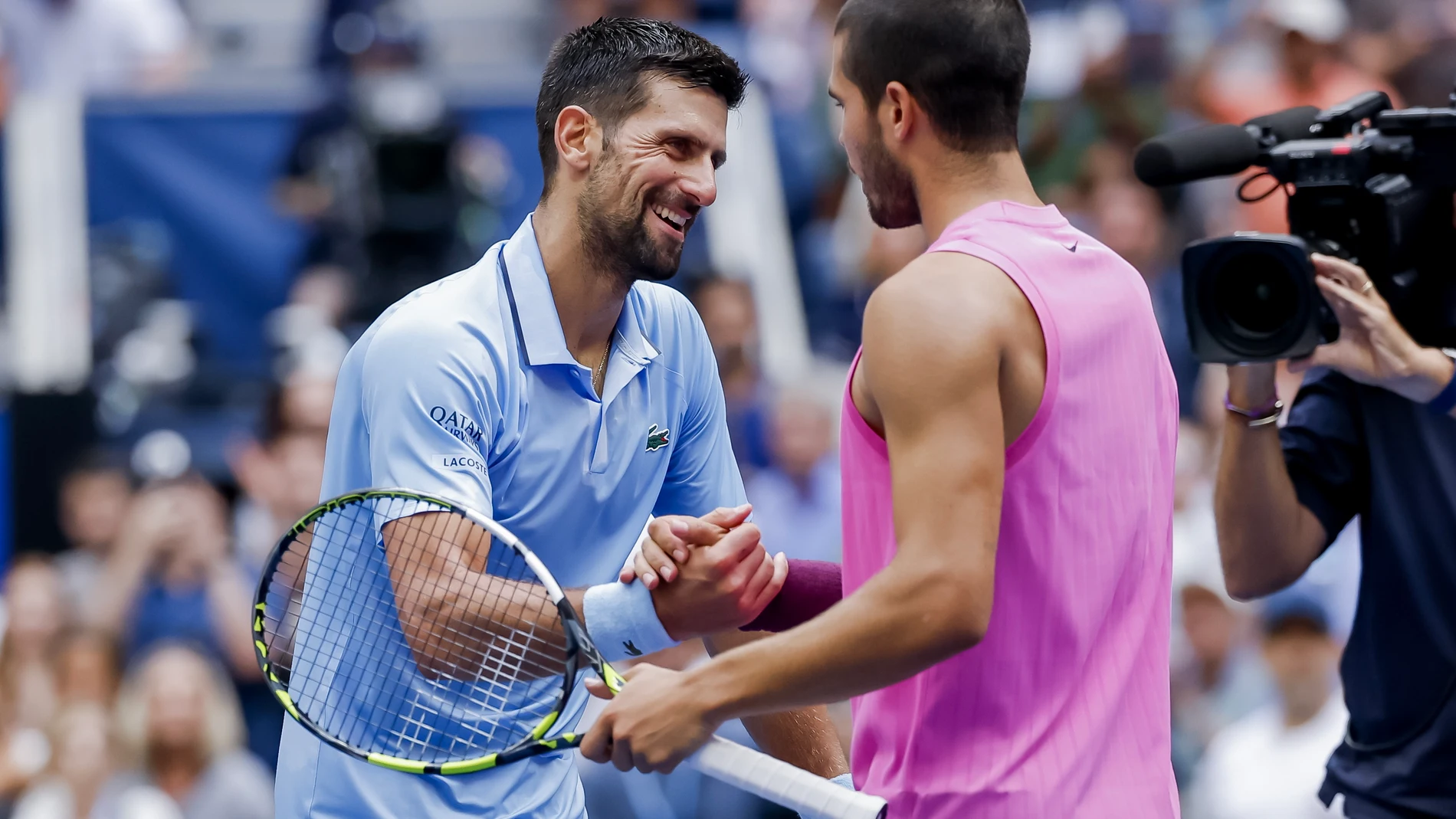 FLUSHING MEADOWS (United States), 06/09/2025.- Carlos Alcaraz (R) of Spain greets Novak Djokovic (L) of Serbia after Alcaraz defeated Djokovic during the men's singles semifinals during the US Open Tennis Championships at the USTA Billie Jean King National Tennis Center in Flushing Meadows, New York, USA, 05 September 2025. The US Open tournament runs from 24 August through 07 September. (Tenis, España, Nueva York) EFE/EPA/JOHN G. MABANGLO