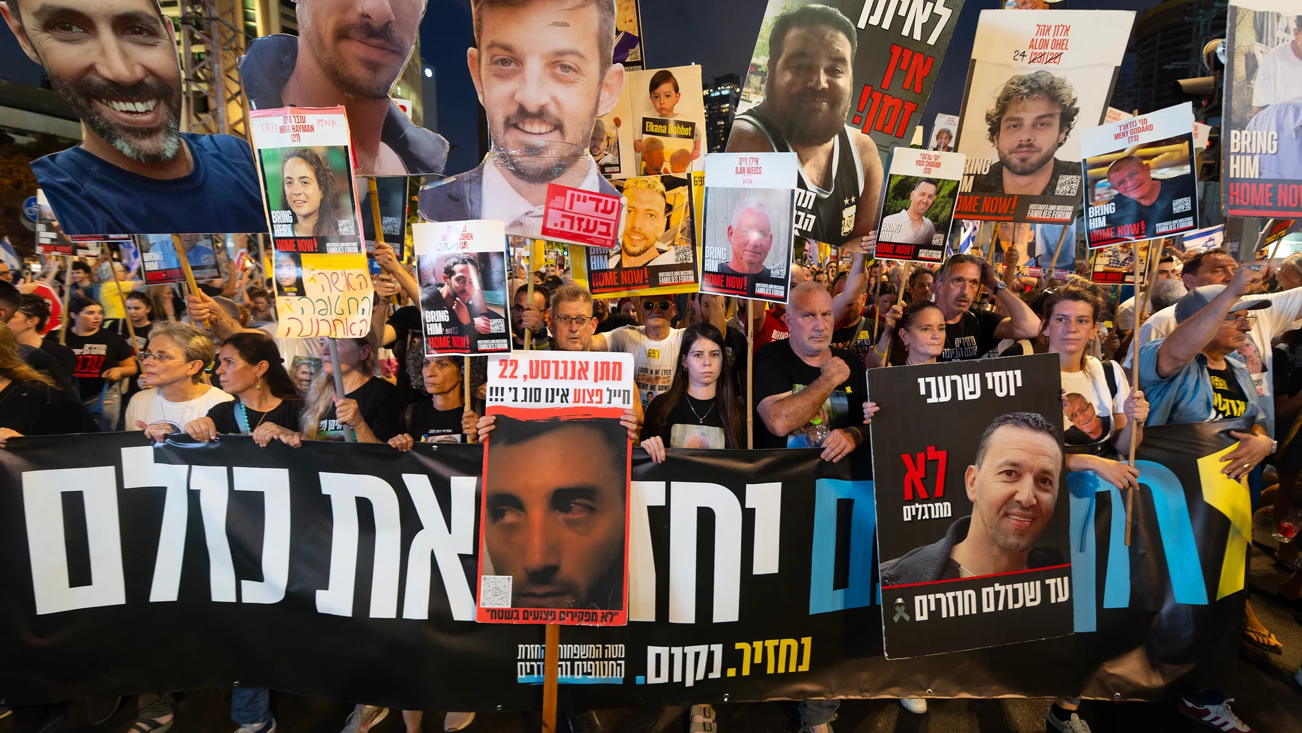 August 26, 2025, Tel Aviv, Israel: Protesters hold a banner and placards expressing their opinions during the demonstration. A day of massive protest demanding that the Israeli government agrees to a hostage deal and an end to the war. The day ended with a huge march of tens of thousands of Israelis along with the families of the hostages that took place while the Israeli government's cabinet met to discuss the continuation of the plan to occupy the Gaza Strip. Europa Press/Contacto/Yael Gui...