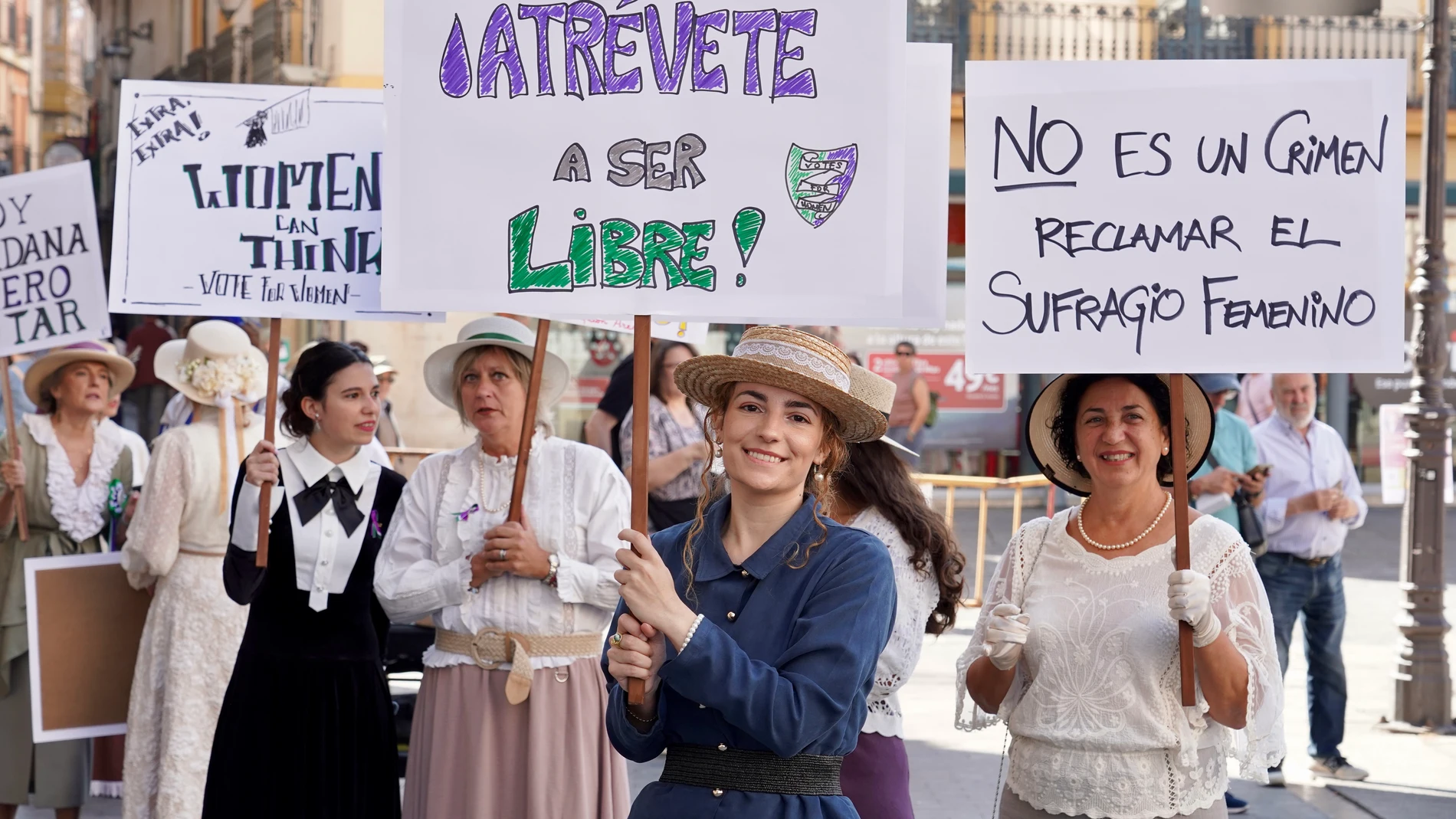 León acoge la recreación de una manifestación sufragista dentro de la IV edición de la Feria Modernista
