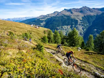 UCI Mountain Bike World Championships VERBIER (Switzerland), 06/09/2025.- Keegan Swenson of USA, 1st, center and David Valero of Spain, right, in action during the Men Elite Grand Raid BCVS, competing in the UCI Mountain Bike World Championships in Verbier, Switzerland, 06 September 2025. (Ciclismo, España, Suiza) EFE/EPA/MAXIME SCHMID