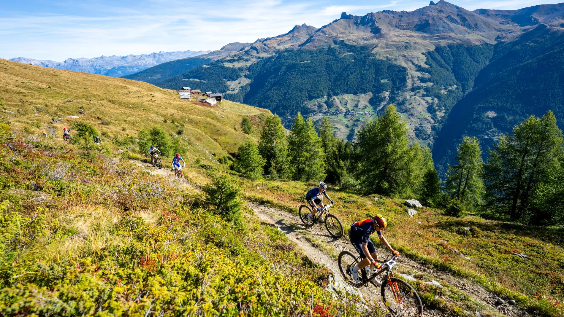 VERBIER (Switzerland), 06/09/2025.- Keegan Swenson of USA, 1st, center and David Valero of Spain, right, in action during the Men Elite Grand Raid BCVS, competing in the UCI Mountain Bike World Championships in Verbier, Switzerland, 06 September 2025. (Ciclismo, España, Suiza) EFE/EPA/MAXIME SCHMID