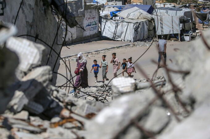 Palestinians flee prior to Israeli air strike in Gaza City