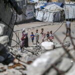Palestinians flee prior to Israeli air strike in Gaza City