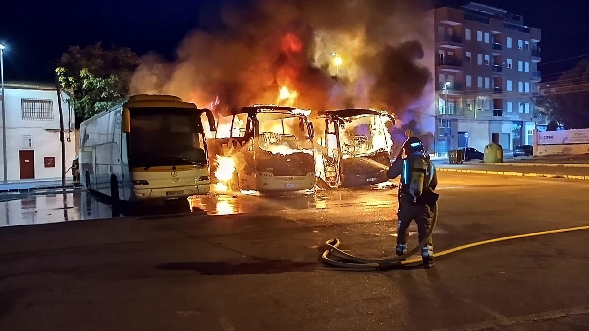Imagen del fuego que ha afectado a tres autobuses REMITIDA / HANDOUT por Emergencias 112 Fotografía remitida a medios de comunicación exclusivamente para ilustrar la noticia a la que hace referencia la imagen, y citando la procedencia de la imagen en la firma 06/09/2025