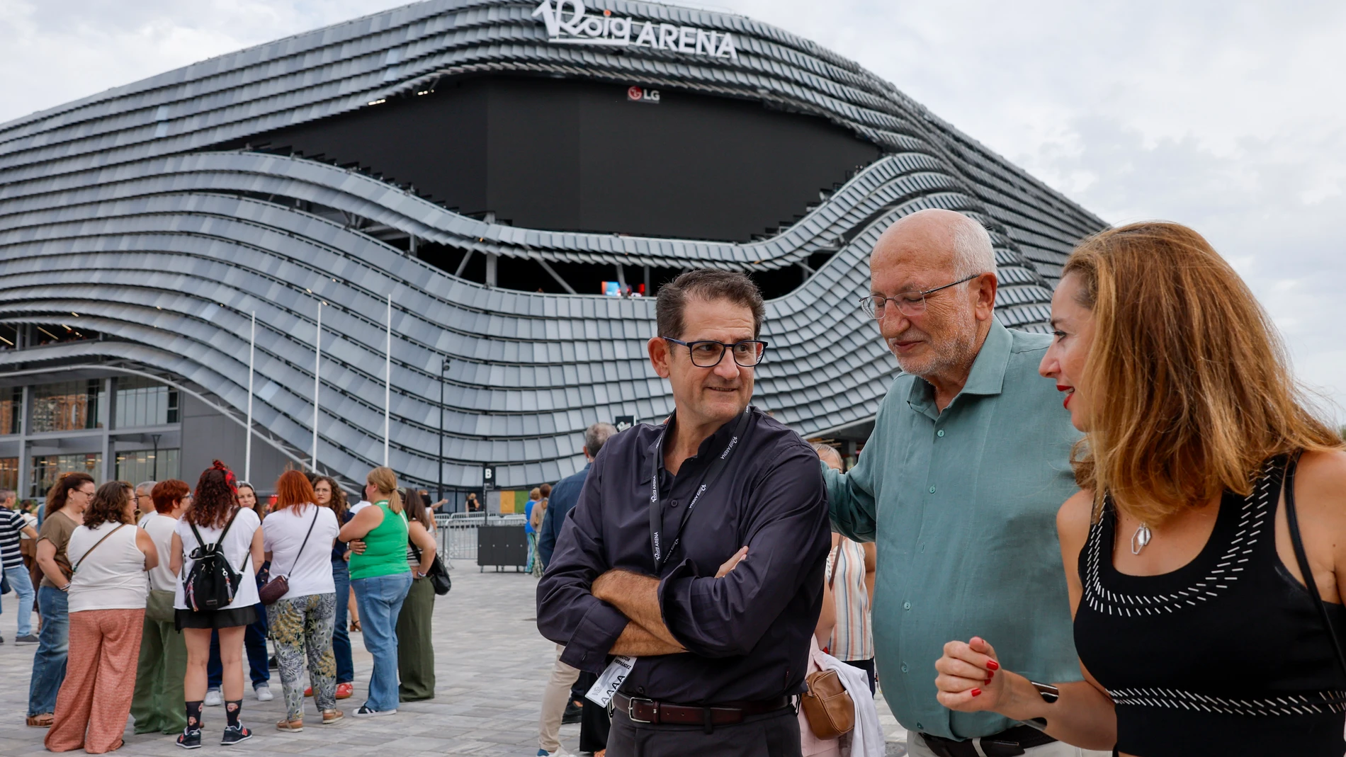 VALENCIA, 06/09/2025.- El presidente de Mercadona, Juan Roig (c), a su llegada al concierto homenaje a Nino Bravo que inaugura este sábado el Roig Arena de Valencia, el pabellón multiusos y nueva casa del Valencia Basket impulsado por Juan Roig tras una inversión personal de 400 millones de euros, en una gala donde David Bisbal, Víctor Manuel, Malú, Vanesa Martín, Sole Giménez, La casa azul, Marta Sánchez, Chambao o Andrés Suárez interpretarán clásicos del mito valenciano, que "actuará" en di...