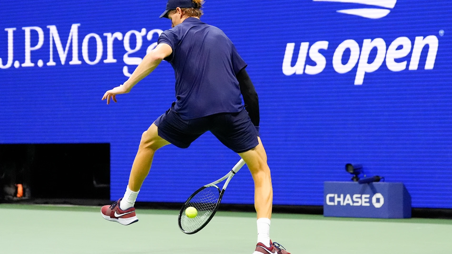 Jannik Sinner, of Italy, returns a shot to Felix Auger-Aliassime, of Canada, during the men's singles semifinals of the U.S. Open tennis championships, Friday, Sept. 5, 2025, in New York. (AP Photo/Yuki Iwamura)