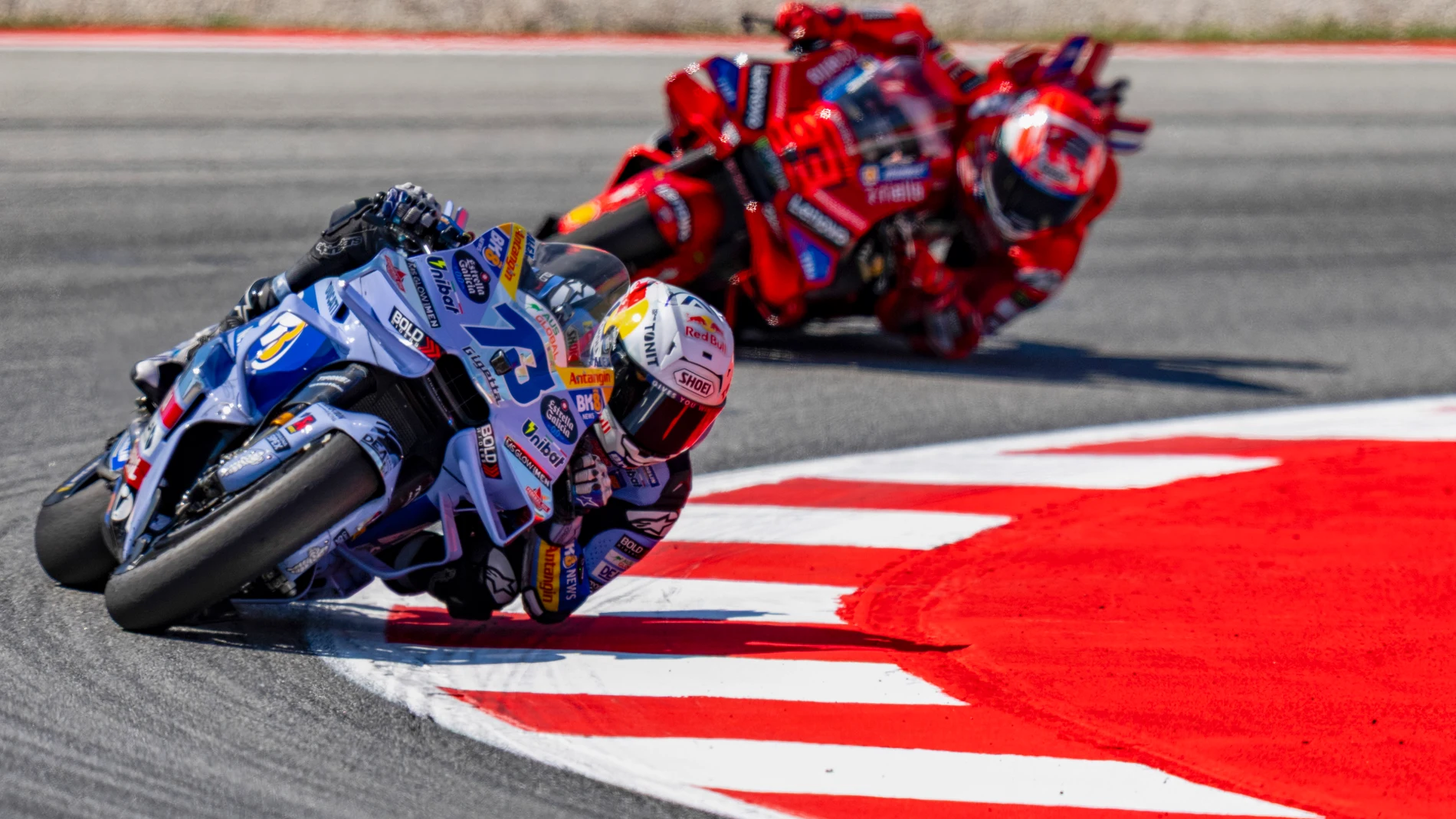 FOTODELDÍA - MONTMELÓ (BARCELONA), 06/09/2025.- El piloto español de MotoGP Álex Márquez (BK8 Gresini Racing MotoGP) lidera sobre el piloto español de MotoGP Marc Márquez (Ducati Lenovo Team) durante la carrera al sprint previa al Gran Premio de Cataluña que se disputará este domingo en el circuito de Barcelona-Cataluña en Montmeló. EFE/ Siu Wu