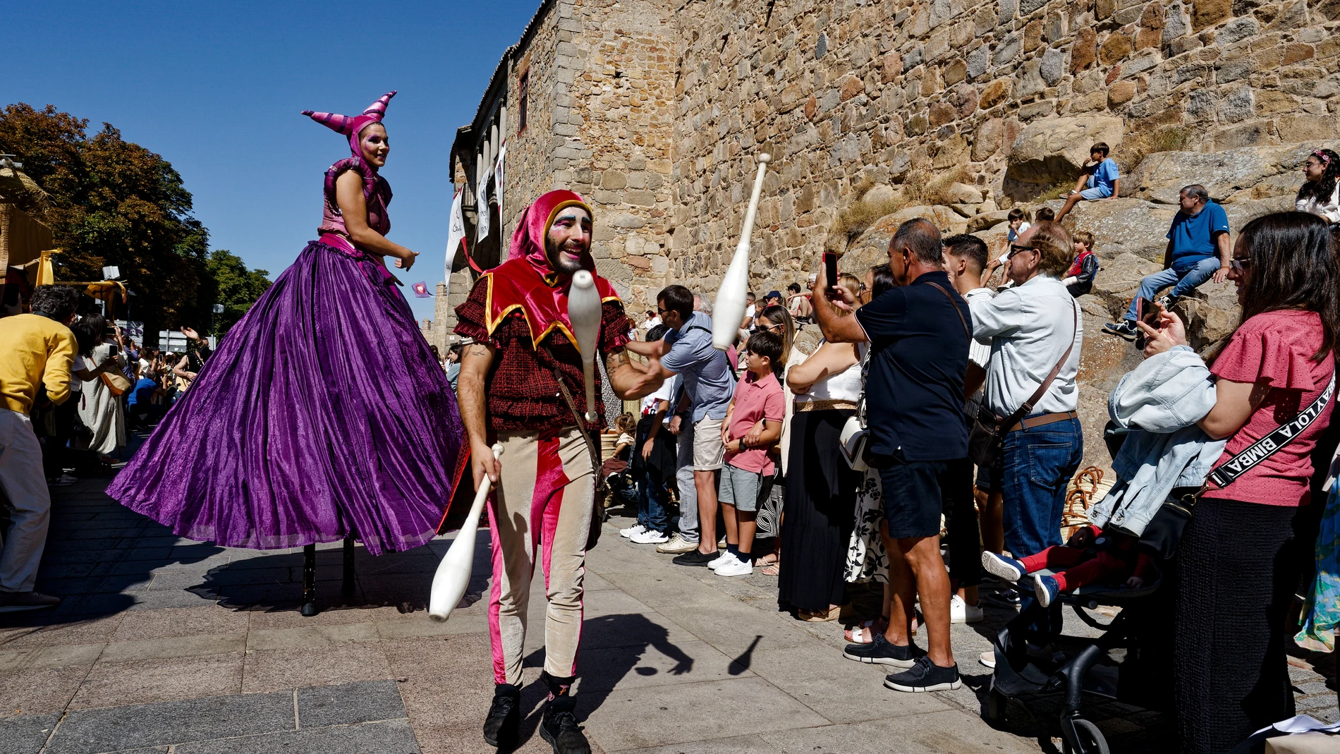 ÁVILA, 06/09/2025.- Gran Desfile de las Tres Culturas en el marco de las XXVIII Jornadas Medievales de Ávila, Fiesta de Interés Turístico Nacional que espera la visita de más de 125.000 visitantes a lo largo del fin de semana. EFE/ Raúl Sanchidrián