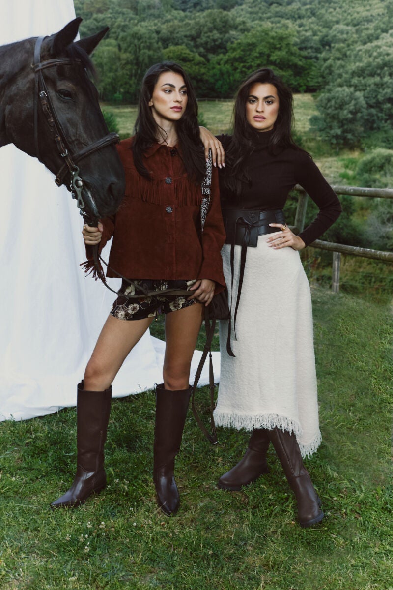 Marta y Meri Lozano con botas negras.