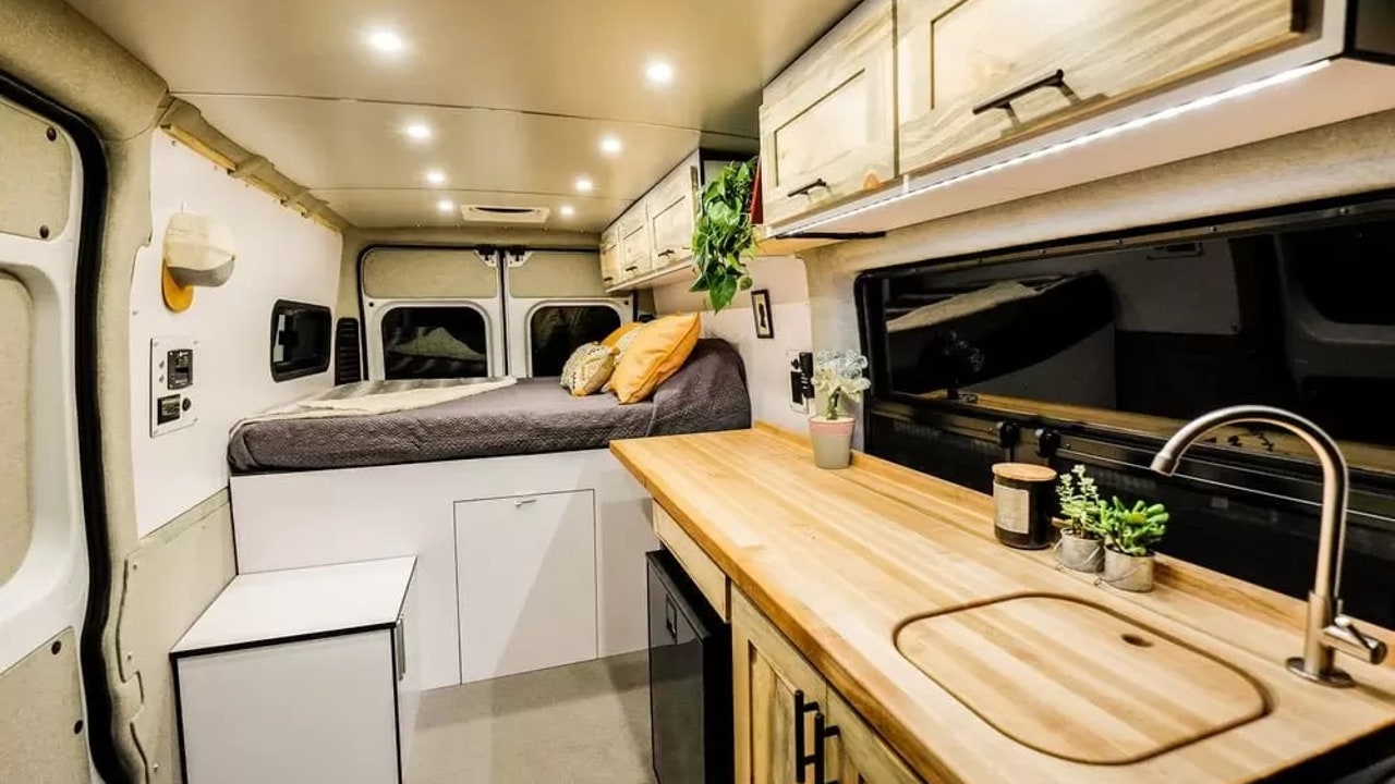 Una influencer revela la realidad de vivir en una furgoneta camperizada: "Estamos revisando para ver qué se han llevado"