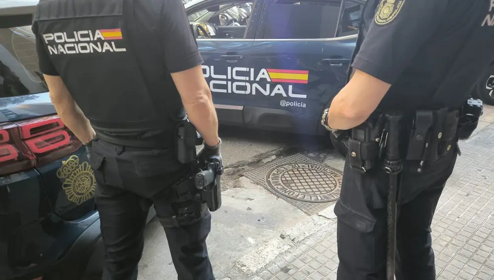Dos agentes de la Policía Nacional.