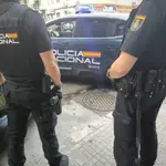 Dos agentes de la Policía Nacional.