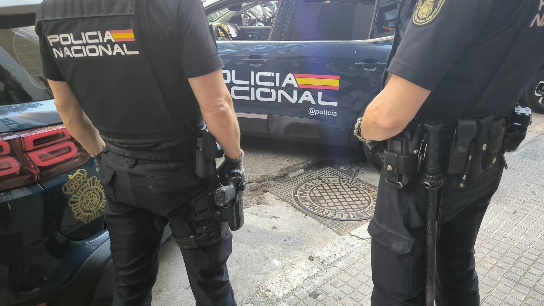 Dos agentes de la Policía Nacional.REMITIDA / HANDOUT por POLICÍA NACIONALFotografía remitida a medios de comunicación exclusivamente para ilustrar la noticia a la que hace referencia la imagen, y citando la procedencia de la imagen en la firma06/09/2025