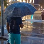 Varias personas bajo la lluvia en Tarragona