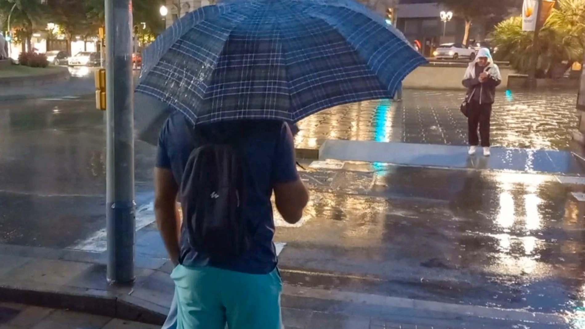 Varias personas bajo la lluvia en Tarragona