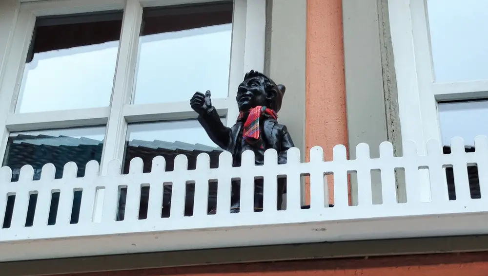 En el balcón de esta casa descubrimos uno de ellos