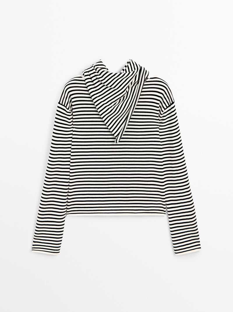 Camiseta de rayas.