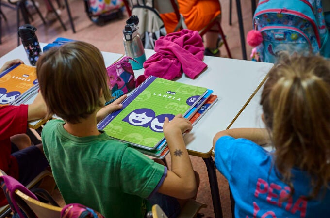 Alumnos de infantil y primaria en su primer día de curso escolar 25/26 