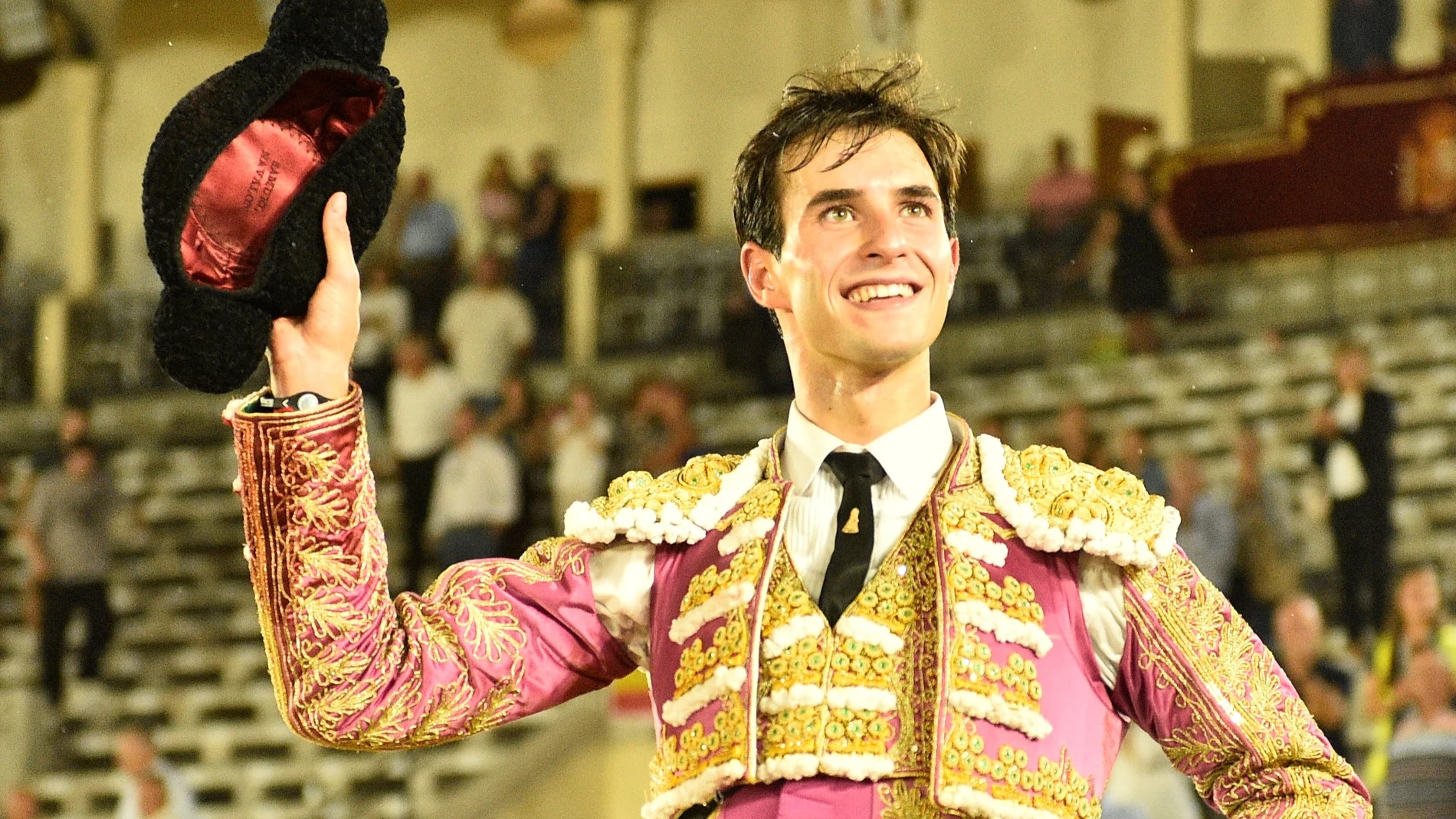 Samuel Navalón, a hombros de la plaza de toros de Albacete