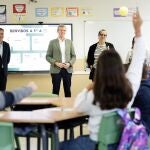 Rueda inaugura el curso escolar en Vedra (A Coruña) y desea "buena vuelta a las aulas" a profesores y alumnos