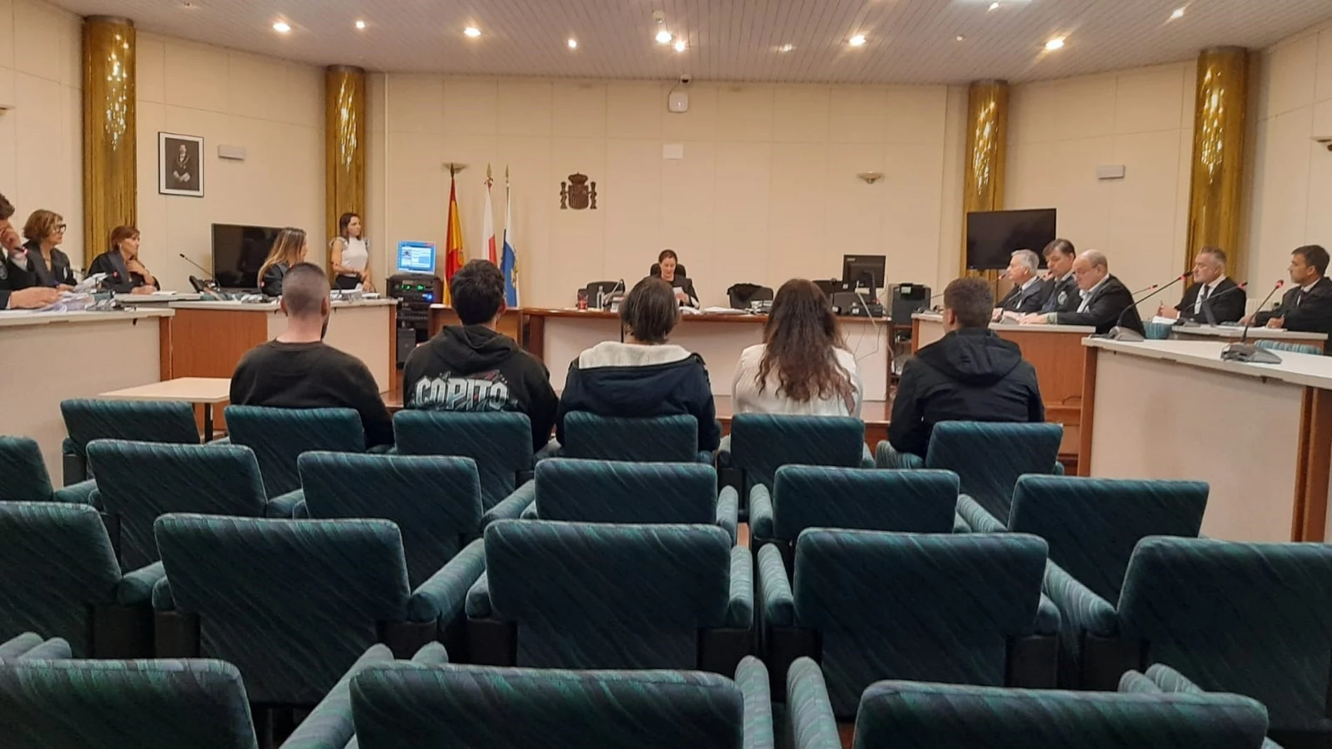 Juicio a cinco acusados, cuatro hombres y una mujer, por quemar 34 vehículos en 2022 en Cantabria EUROPA PRESS 08/09/2025