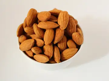 Las almendras son valiosas para tu salud, pero ¿sabes exactamente cuántas debes comer cada día? Las almendras son valiosas para tu salud, pero ¿sabes exactamente cuántas debes comer cada día?