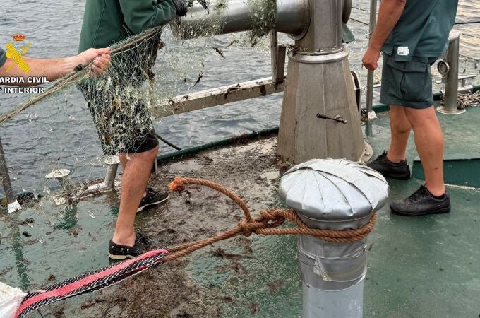 Descubiertas 51 nasas ilegales y una red de un kilómetro en la bahía de Santoña