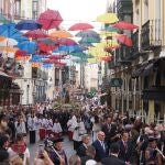Carnero y Conrado Íscar encabezan la procesión en honor a la Virgen de San Lorenzo por las calles del centro de Valladolid