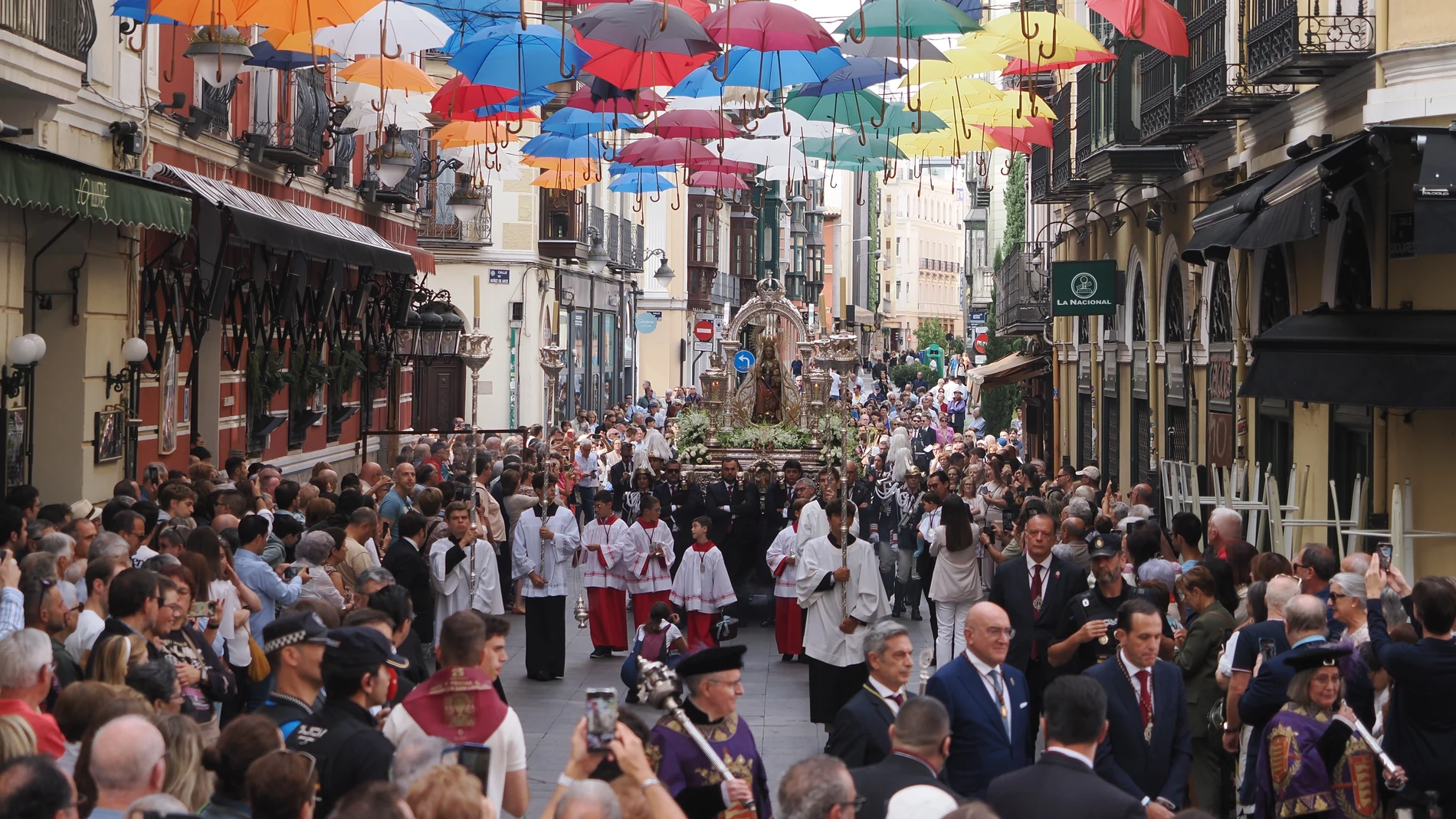 Carnero y Conrado Íscar encabezan la procesión en honor a la Virgen de San Lorenzo por las calles del centro de Valladolid
