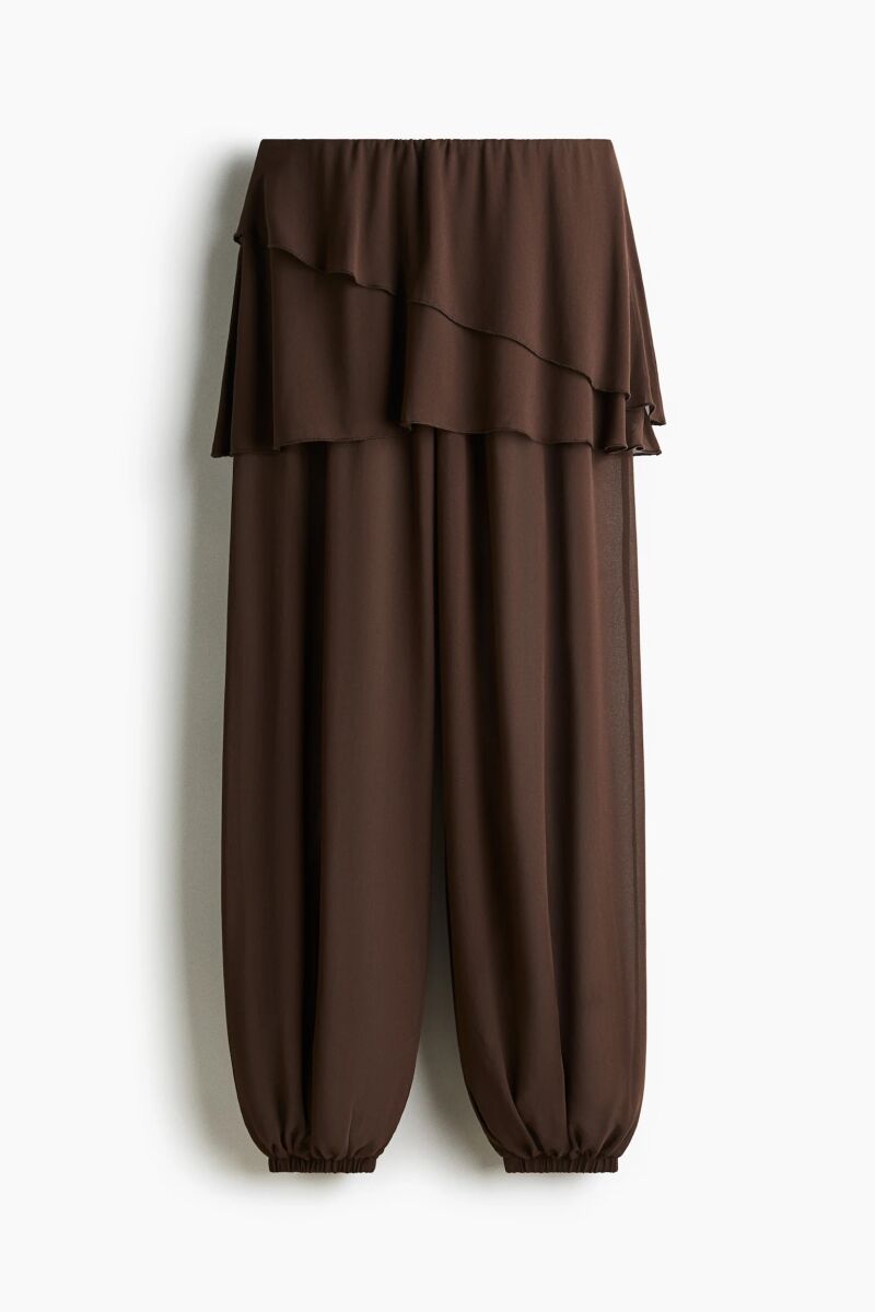 Pantalón bombacho con falda superpuesta.
