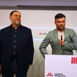 El líder de ERC, Oriol Junqueras, y el portavoz del partido en el Congreso, Gabriel Rufian, en rueda de prensa.