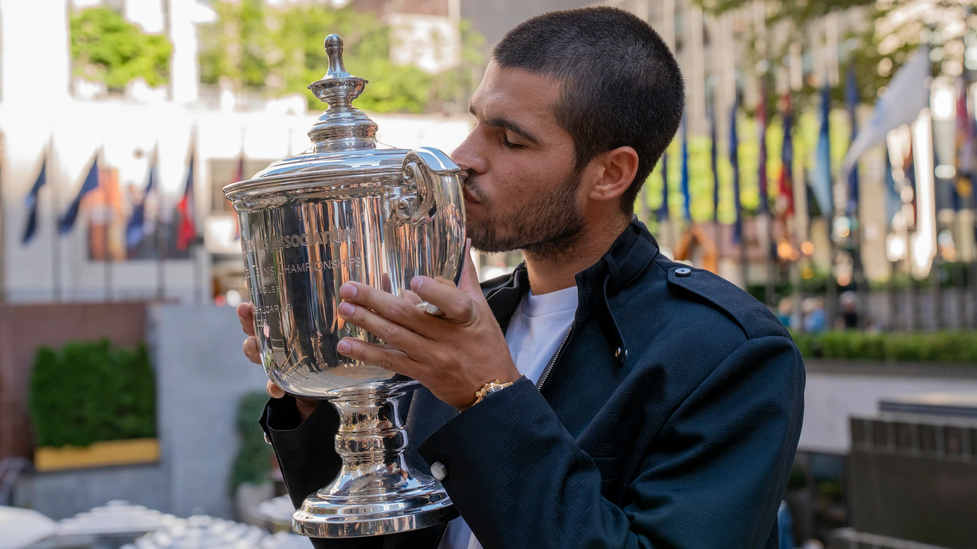 AME7440. NUEVA YORK (ESTADOS UNIDOS), 08/09/2025.- El tenista español Carlos Alcaraz, besa el trofeo que lo acredita como campeón del Abierto de Estados Unidos 2025 este lunes, en el Rockefeller Center de Nueva York (EE.UU.). Alcaraz ha superado los 53 millones de dólares (45 millones de euros, aproximadamente) en premios una vez sumados los cinco que se embolsó por su triunfo el domingo en el Abierto de los Estados Unidos. EFE/Ángel Colmenares