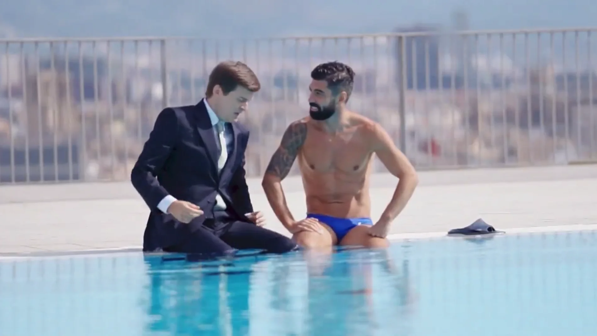 Marc Giró junto al atleta Carlos Gimeno en el nuevo vídeo promocional de 'Late Xou'