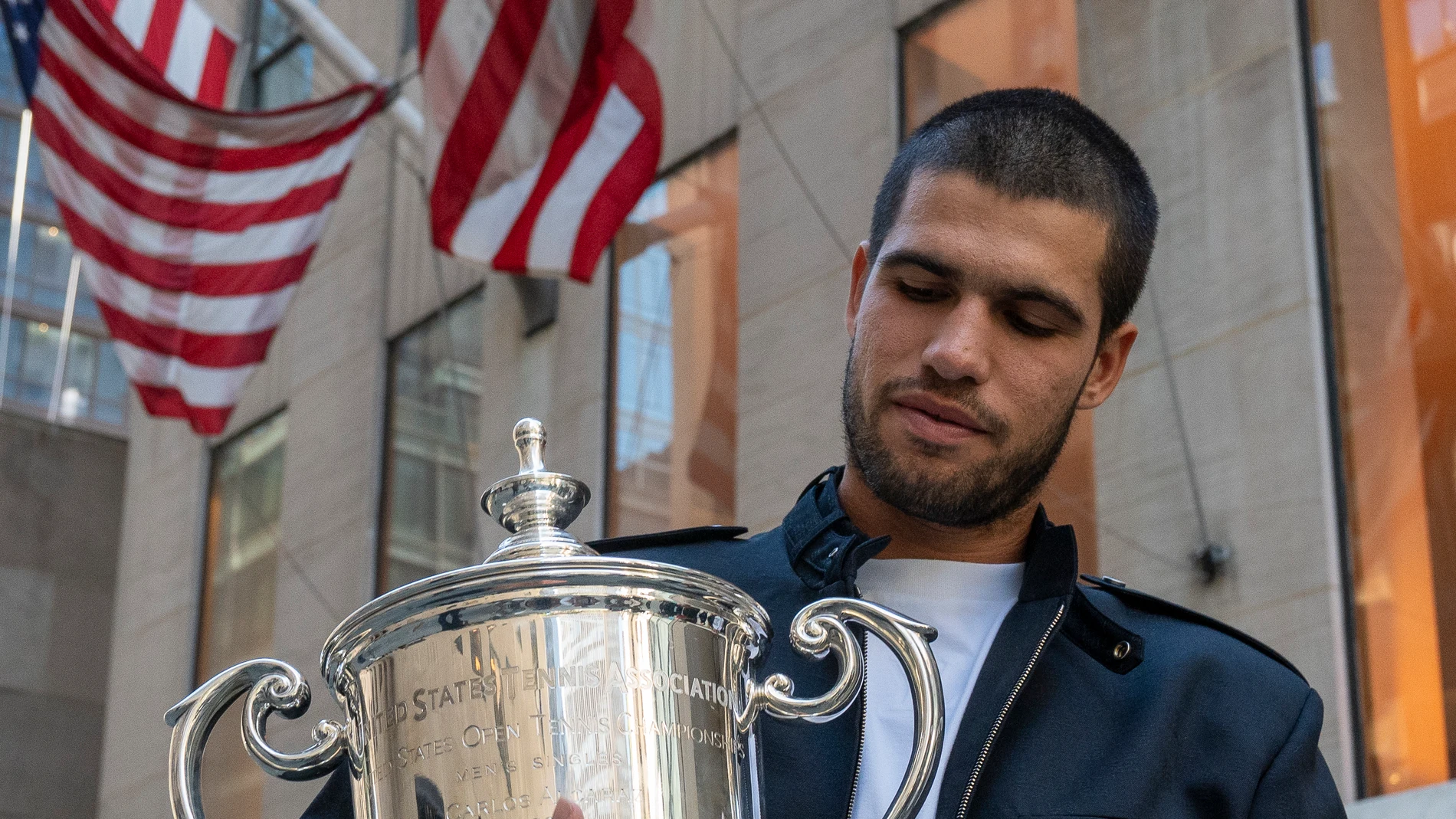 AME7440. NUEVA YORK (ESTADOS UNIDOS), 08/09/2025.- El tenista español Carlos Alcaraz, posa con el trofeo que lo acredita como campeón del Abierto de Estados Unidos 2025 este lunes, en el Rockefeller Center de Nueva York (EE.UU.). Alcaraz ha superado los 53 millones de dólares (45 millones de euros, aproximadamente) en premios una vez sumados los cinco que se embolsó por su triunfo el domingo en el Abierto de los Estados Unidos. EFE/Ángel Colmenares