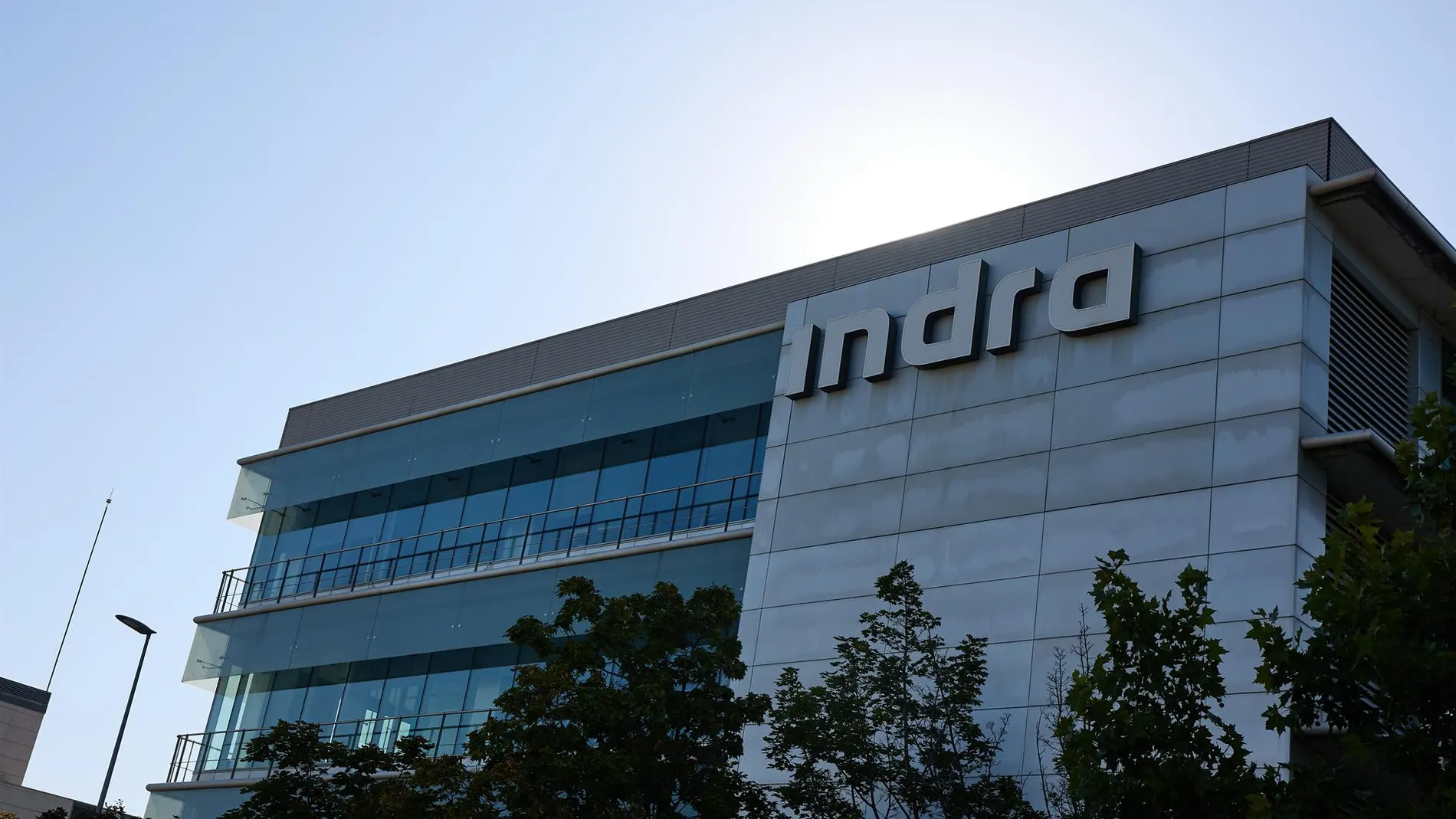 Economía.- Indra reactiva un contrato de liquidez con Banco Sabadell tras finalizar su programa de recompra de acciones