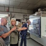 La consejera de Industria, Comercio y Empleo, Leticia García, visita las instalaciones de la carpintería Alfredo Sanz