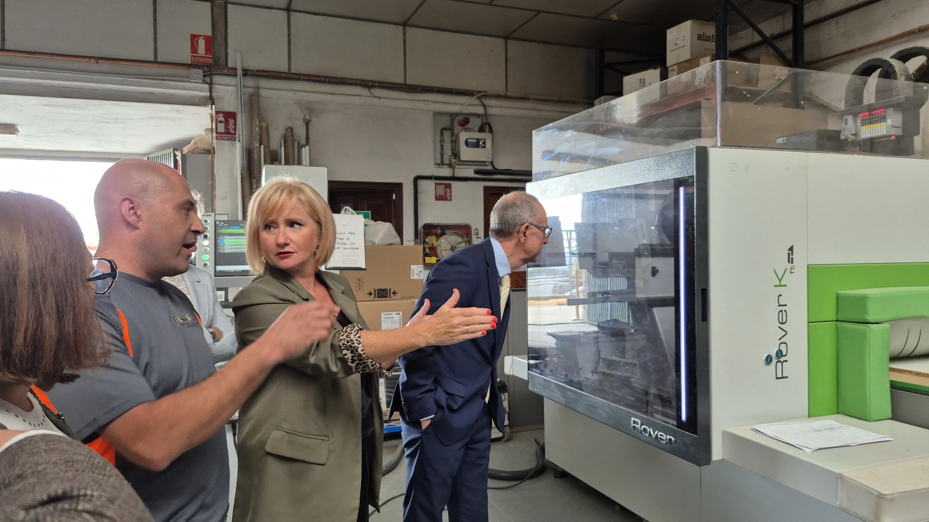 La consejera de Industria, Comercio y Empleo, Leticia García, visita las instalaciones de la carpintería Alfredo Sanz