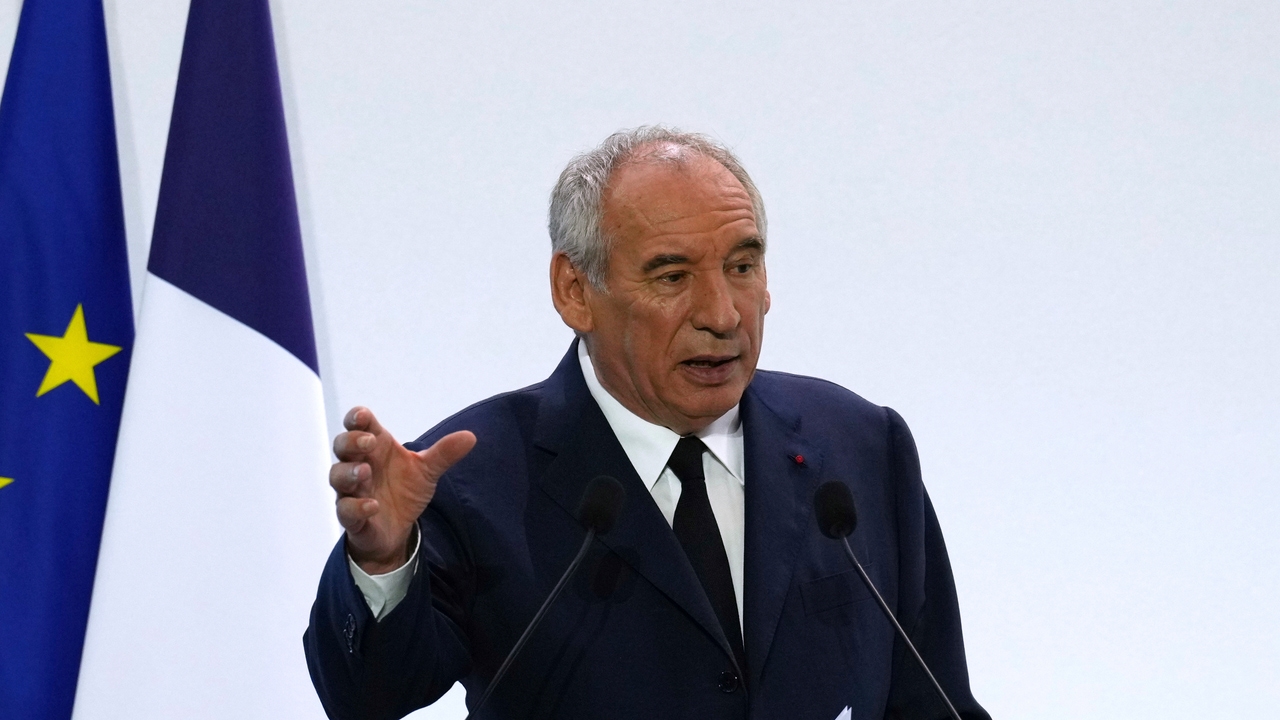 Bayrou cae tras perder la moción de confianza y Francia entra en una nueva crisis política