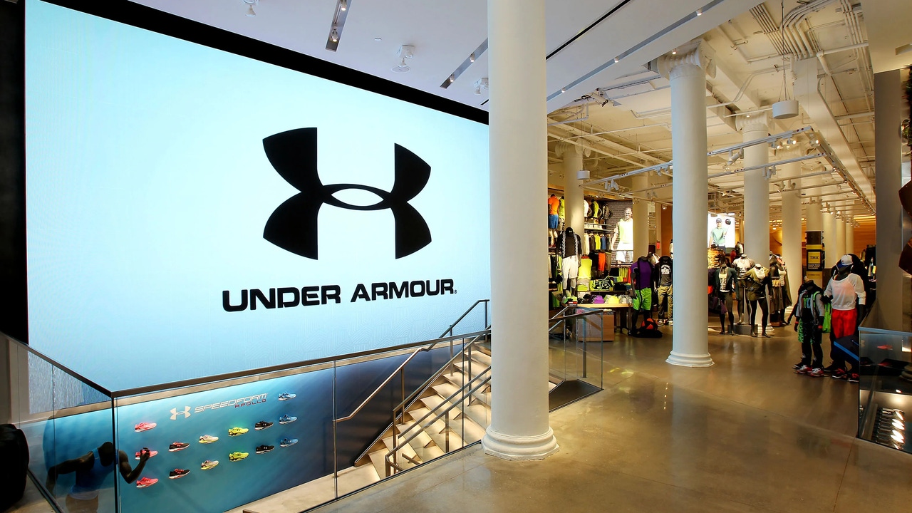 Under Armour estrena al 50% su sudadera pensada para entrenar al amanecer o de noche