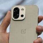 La parte trasera del nuevo OnePlus 15 según un render filtrado