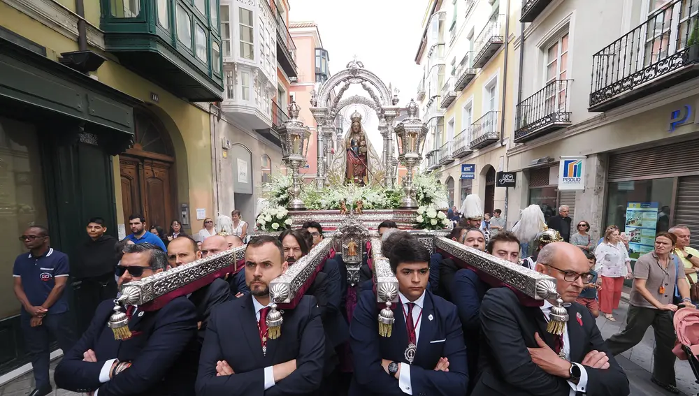 Hermanos cofrades de la Real y Venerable Hermandad de Nuestra Señora de San Lorenzo portan en andas a la patrona de Valladolidpor las calles del centro de la ciudad, abarrotada de fieles